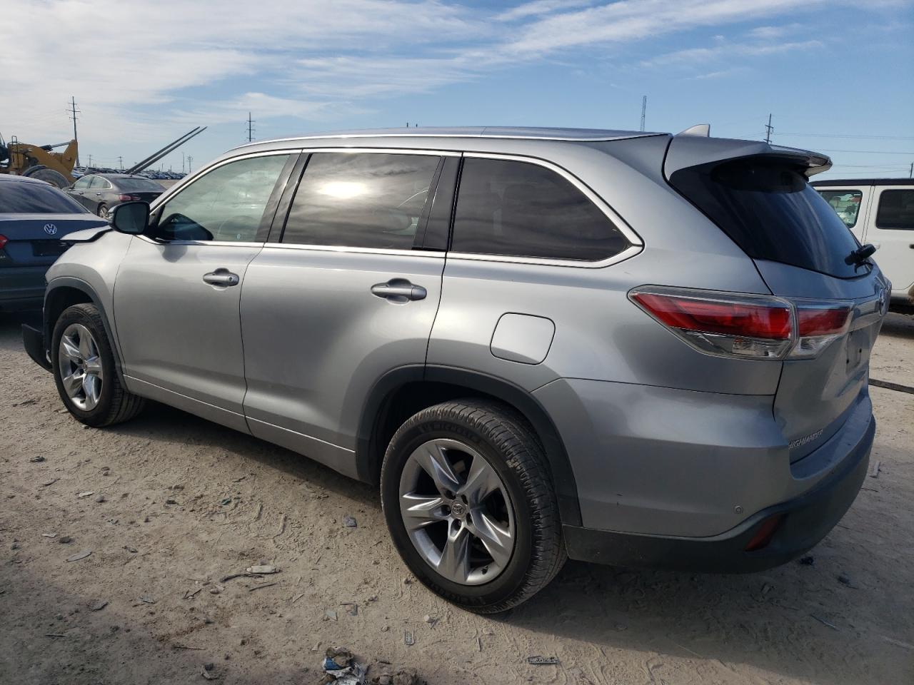 2015 Toyota Highlander - Image 2