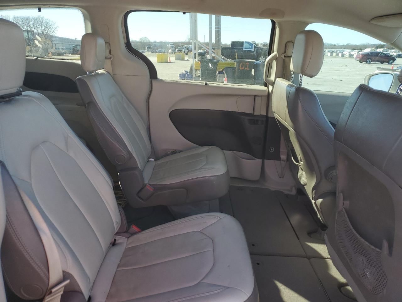 2017 Chrysler Pacifica - Image 12