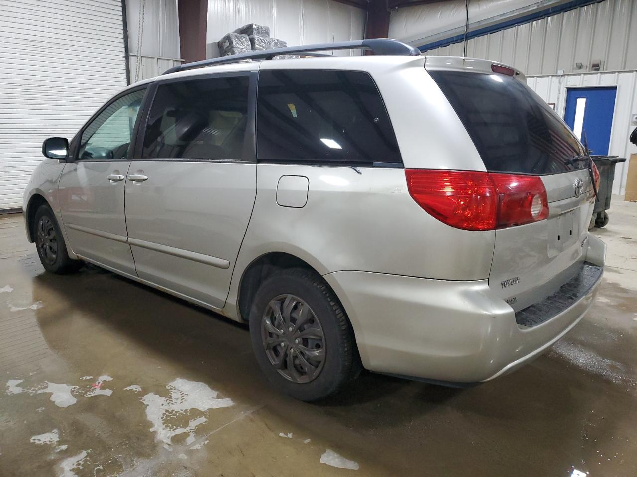 2010 Toyota Sienna - Image 2