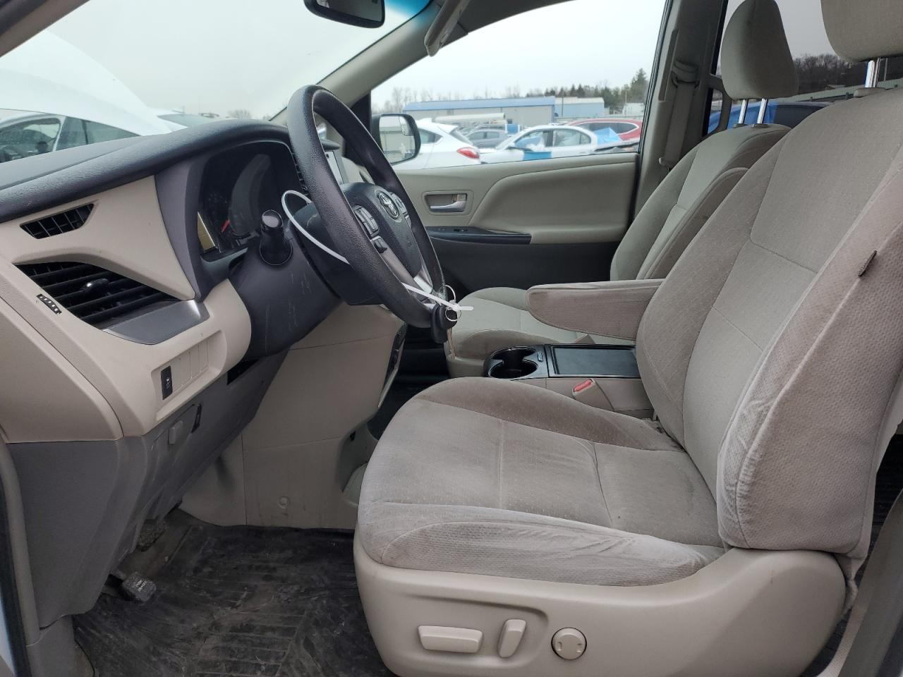 2017 Toyota Sienna - Image 7