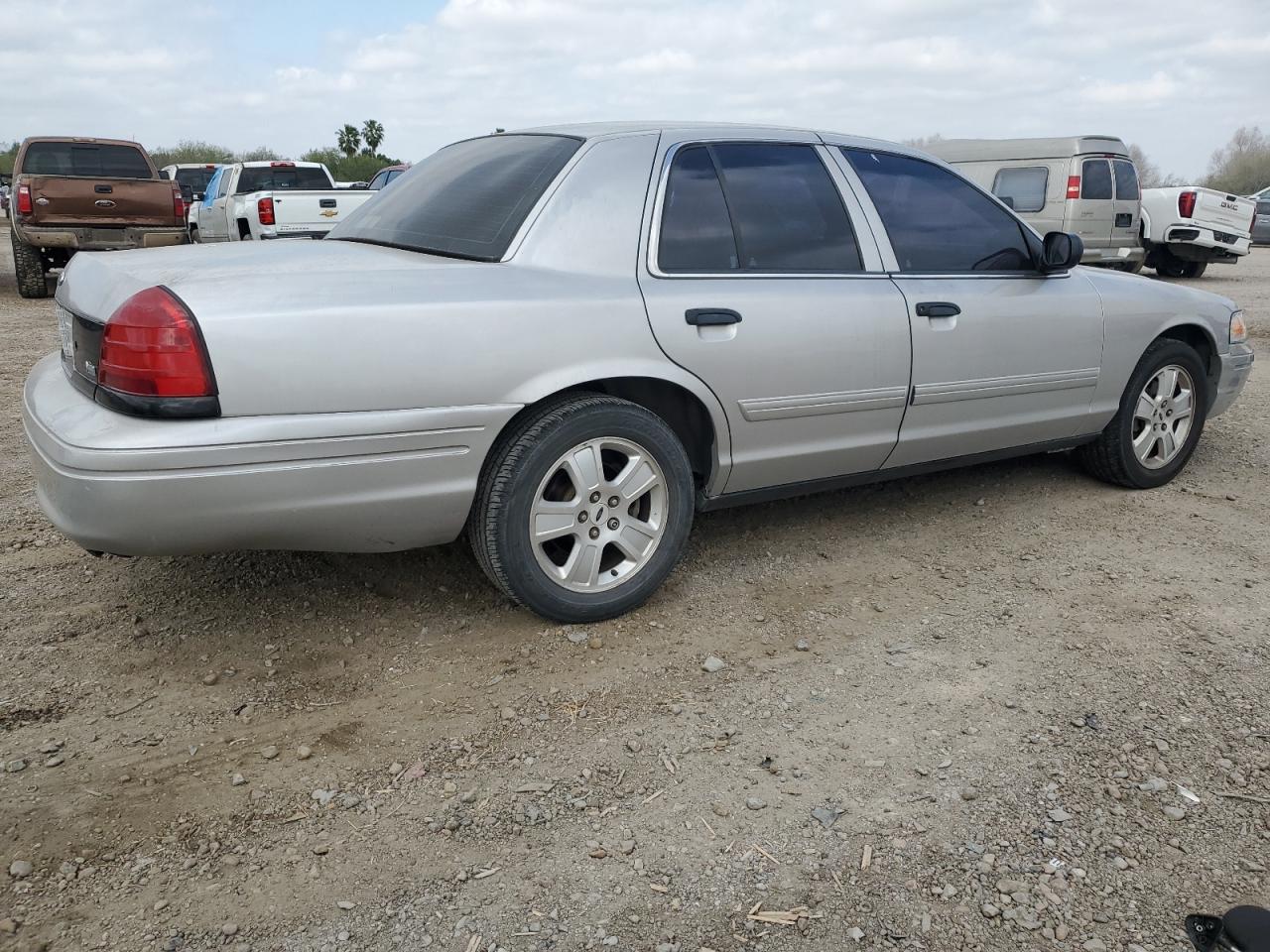 2009 Ford Crown Victoria - Image 3