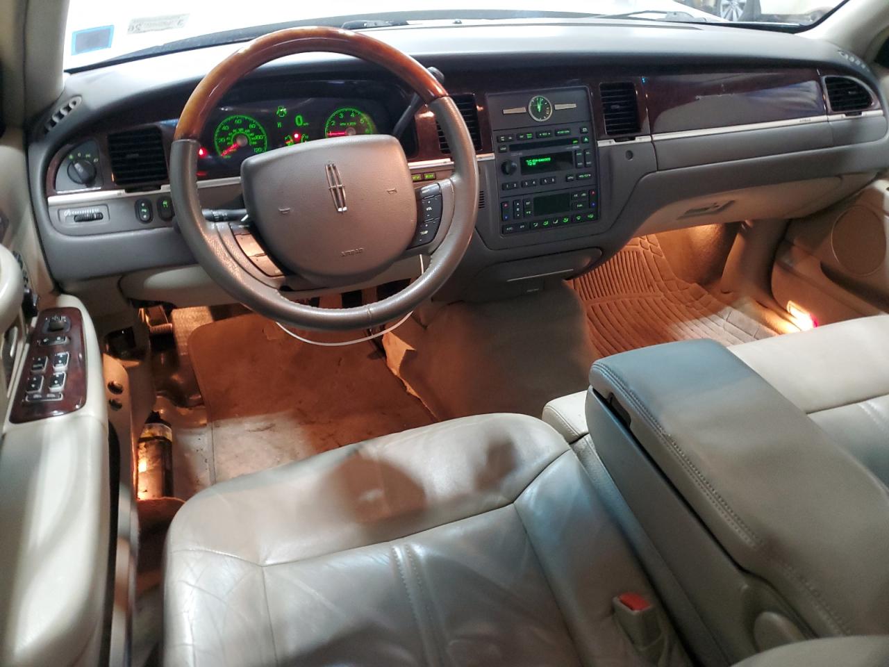 2008 Lincoln Town Car - Image 8
