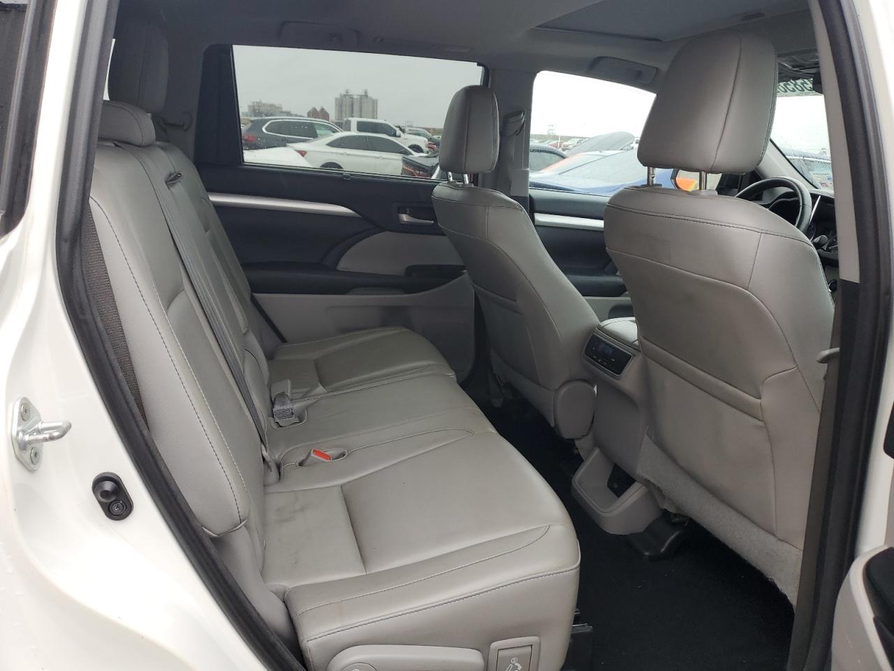 2016 Toyota Highlander - Image 11