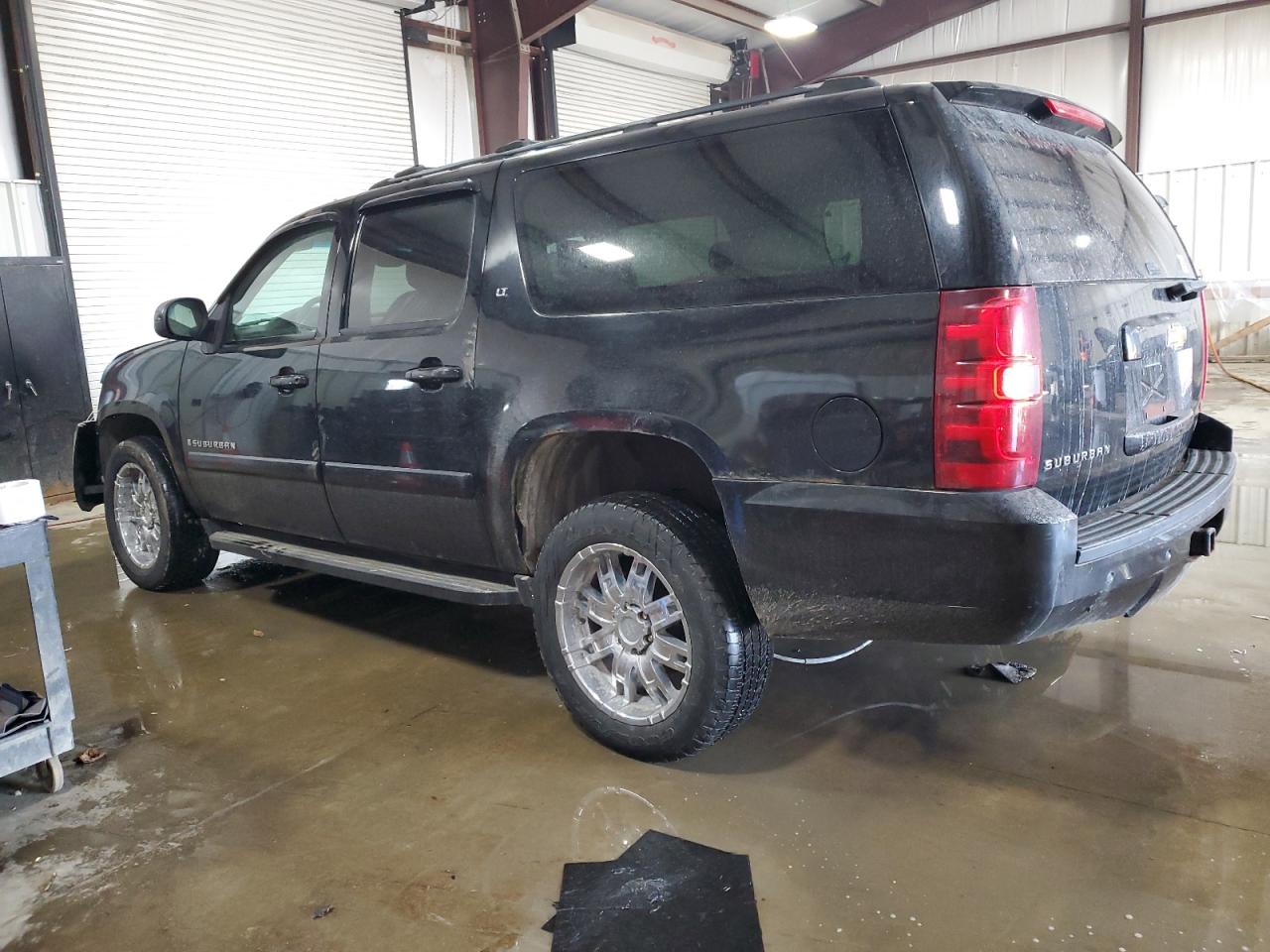 2007 Chevrolet Suburban - Image 2