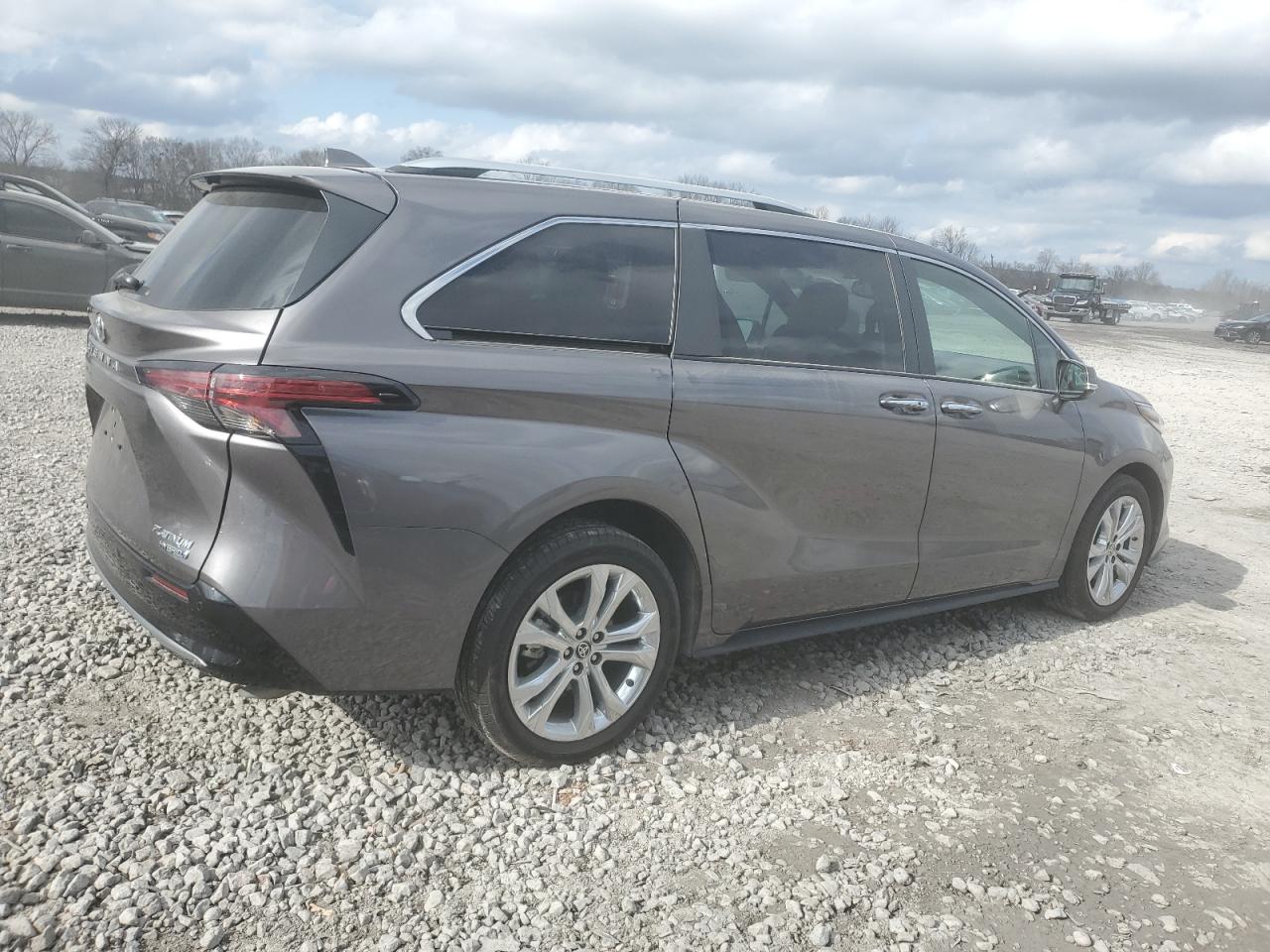 2022 Toyota Sienna - Image 3