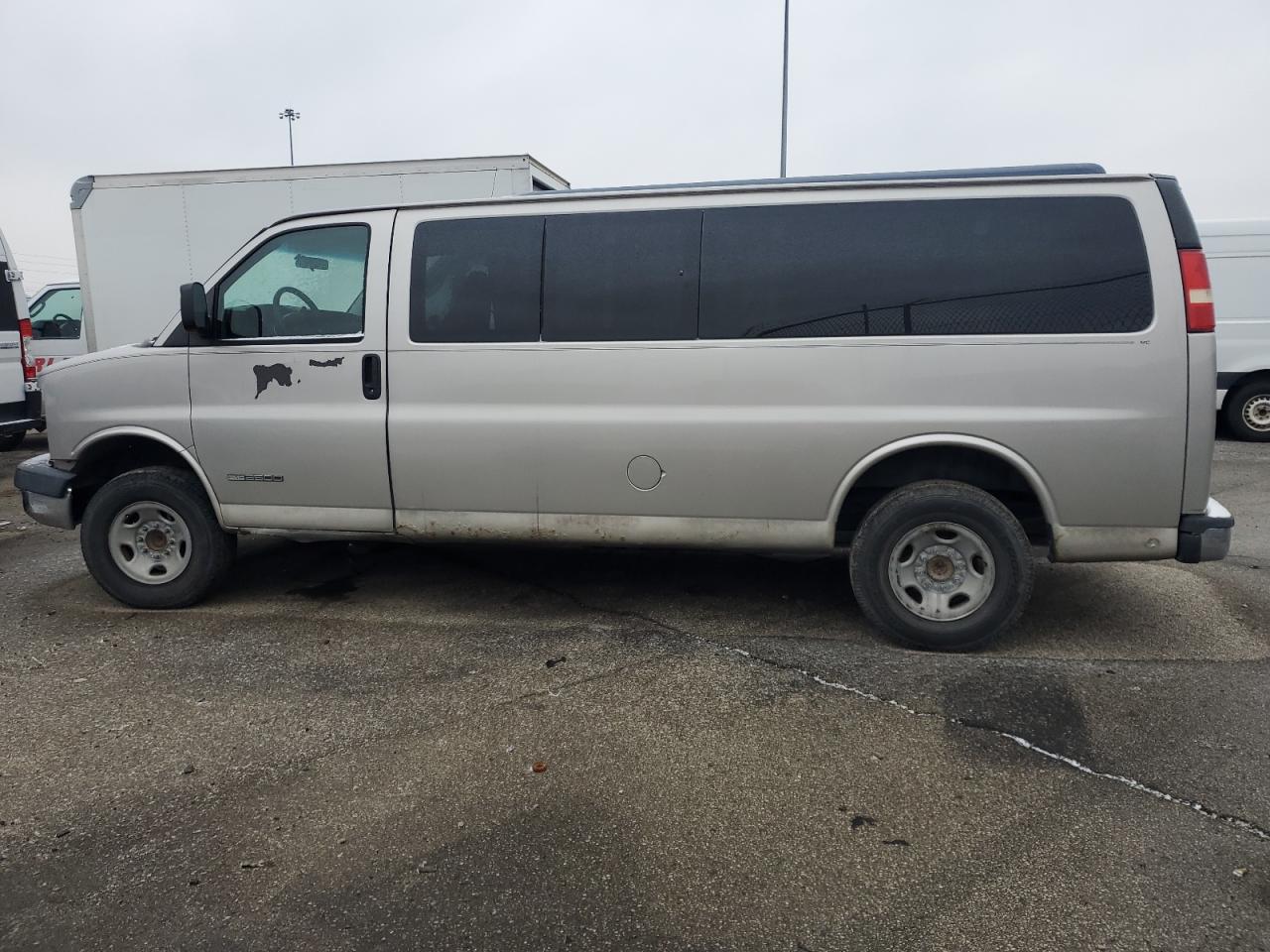 2006 GMC Savana - Image 2