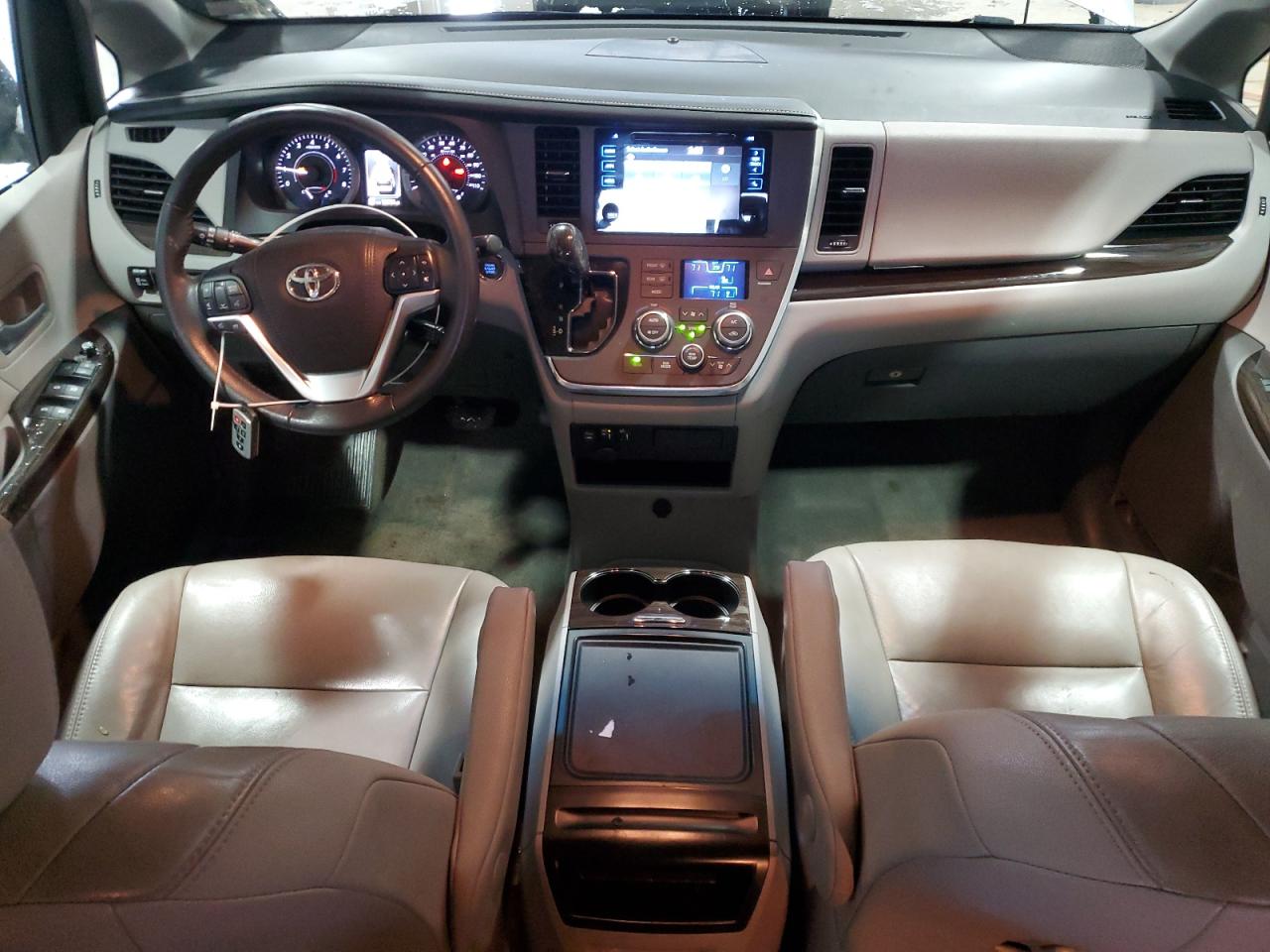 2017 Toyota Sienna - Image 8
