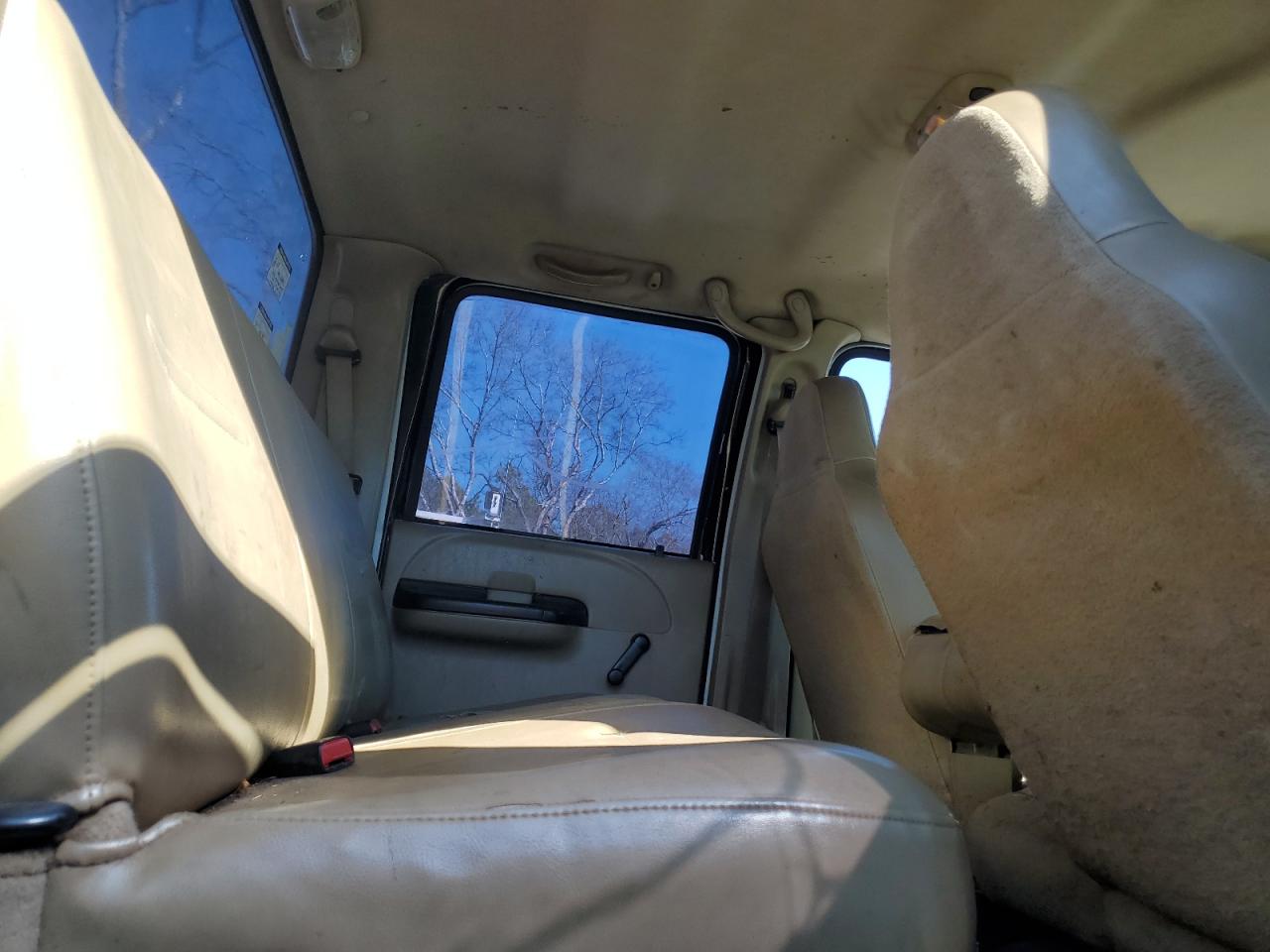 2005 Ford F350 - Image 10