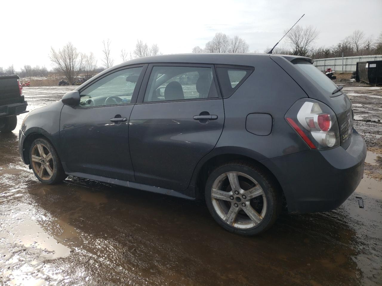 2010 Pontiac Vibe - Image 2