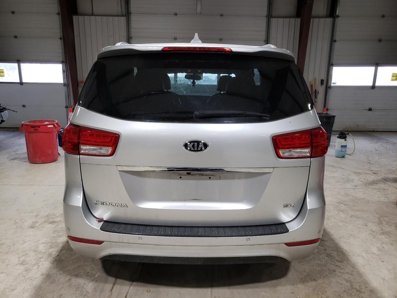 2017 Kia Sedona - Image 6