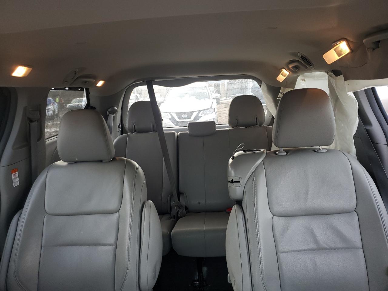 2015 Toyota Sienna - Image 10