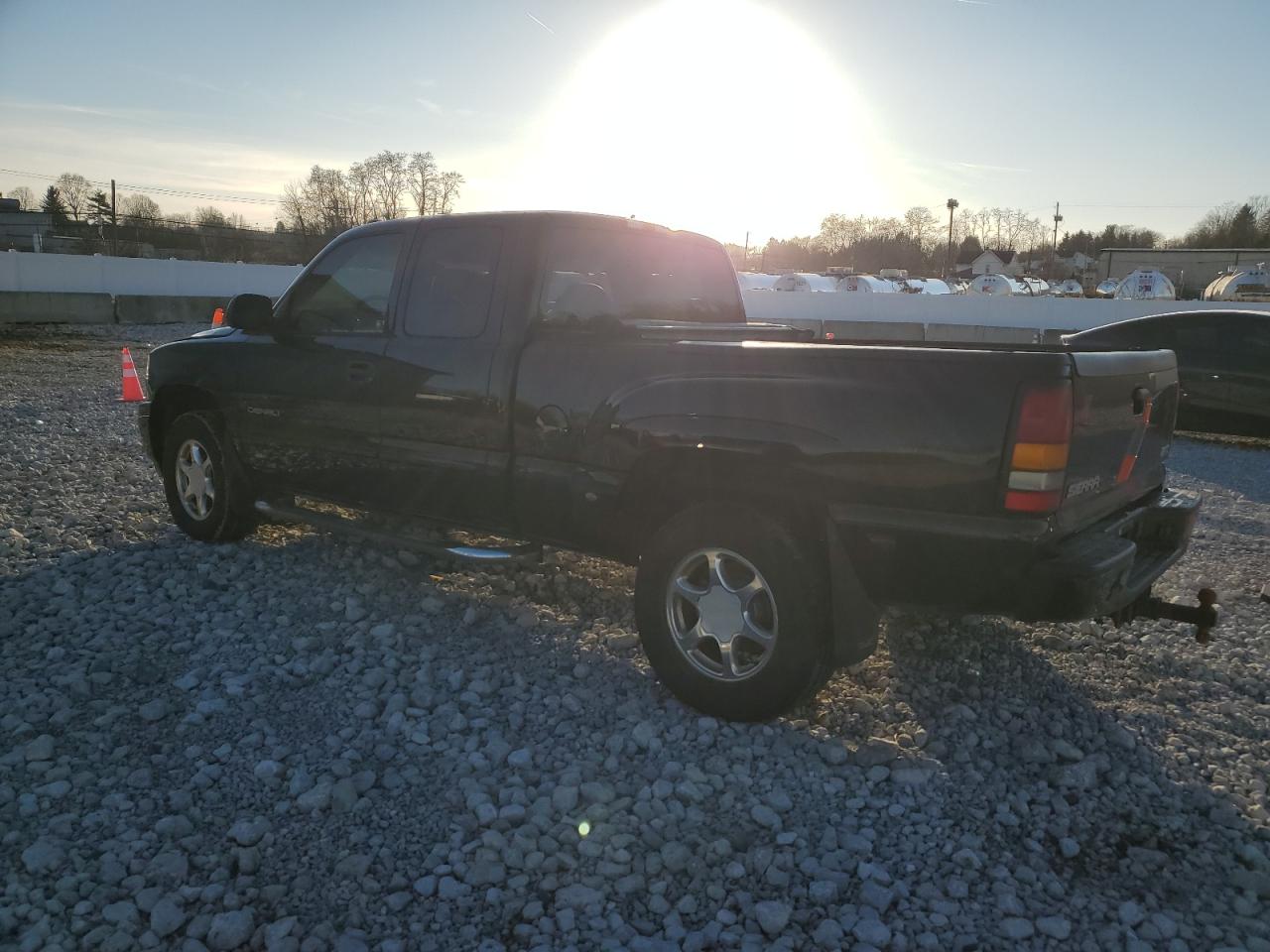 2004 GMC Sierra - Image 2