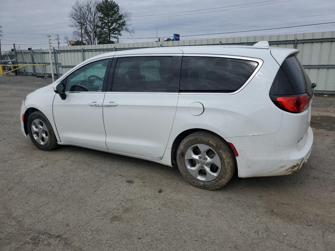 2017 Chrysler Pacifica - Image 2