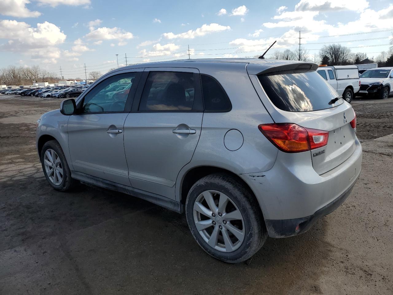 2015 Mitsubishi Outlander - Image 2