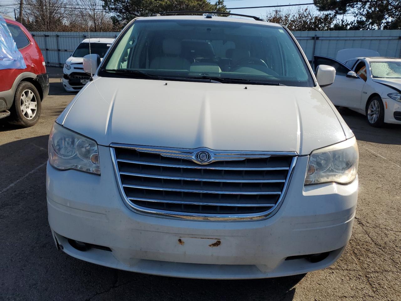 2009 Chrysler Town & Country - Image 5