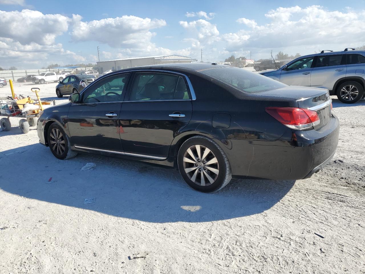 2011 Toyota Avalon - Image 2