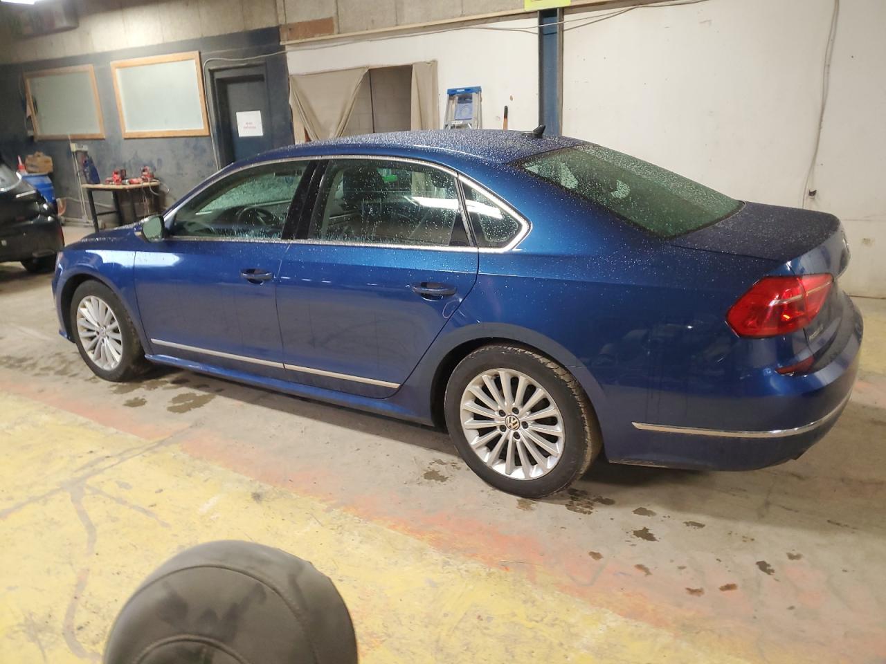 2016 Volkswagen Passat - Image 2