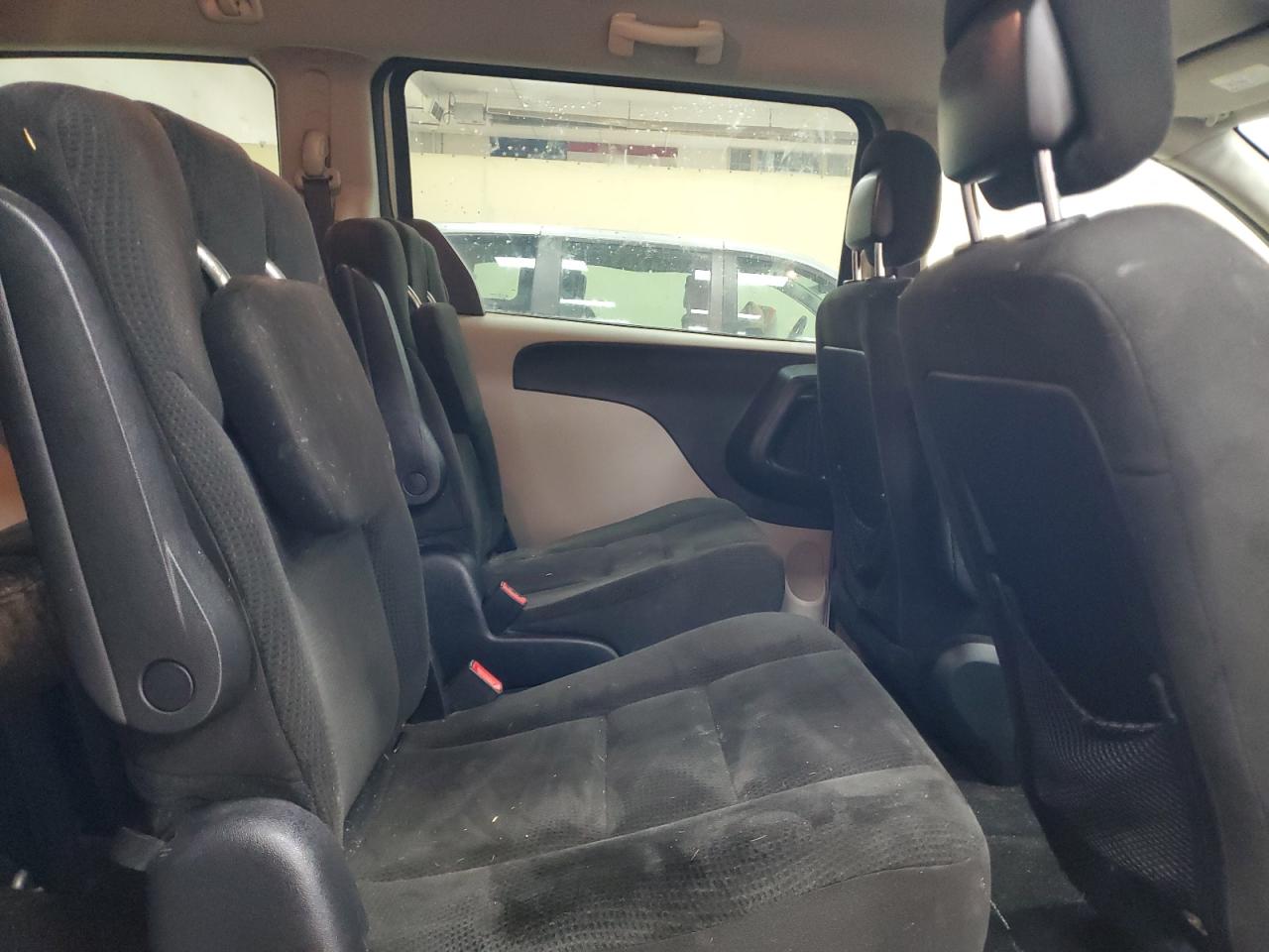2016 Dodge Caravan - Image 11