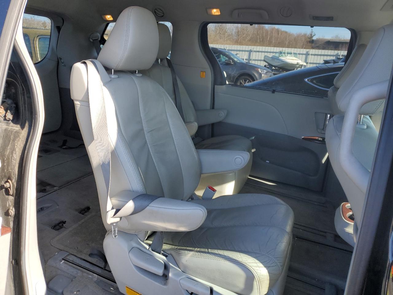 2013 Toyota Sienna - Image 11