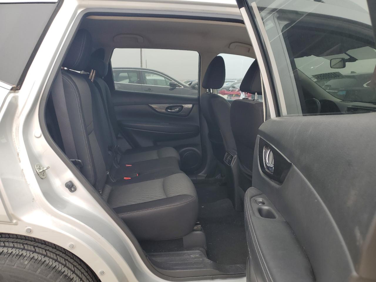 2018 Nissan Rogue - Image 11