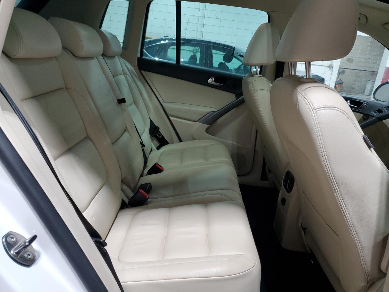 2010 Volkswagen Tiguan - Image 11
