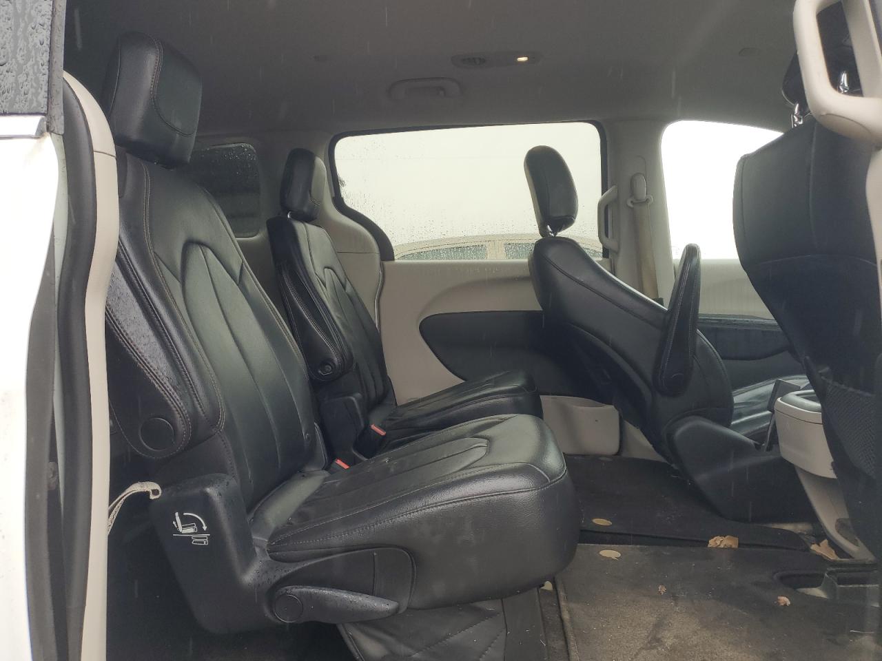 2017 Chrysler Pacifica - Image 11