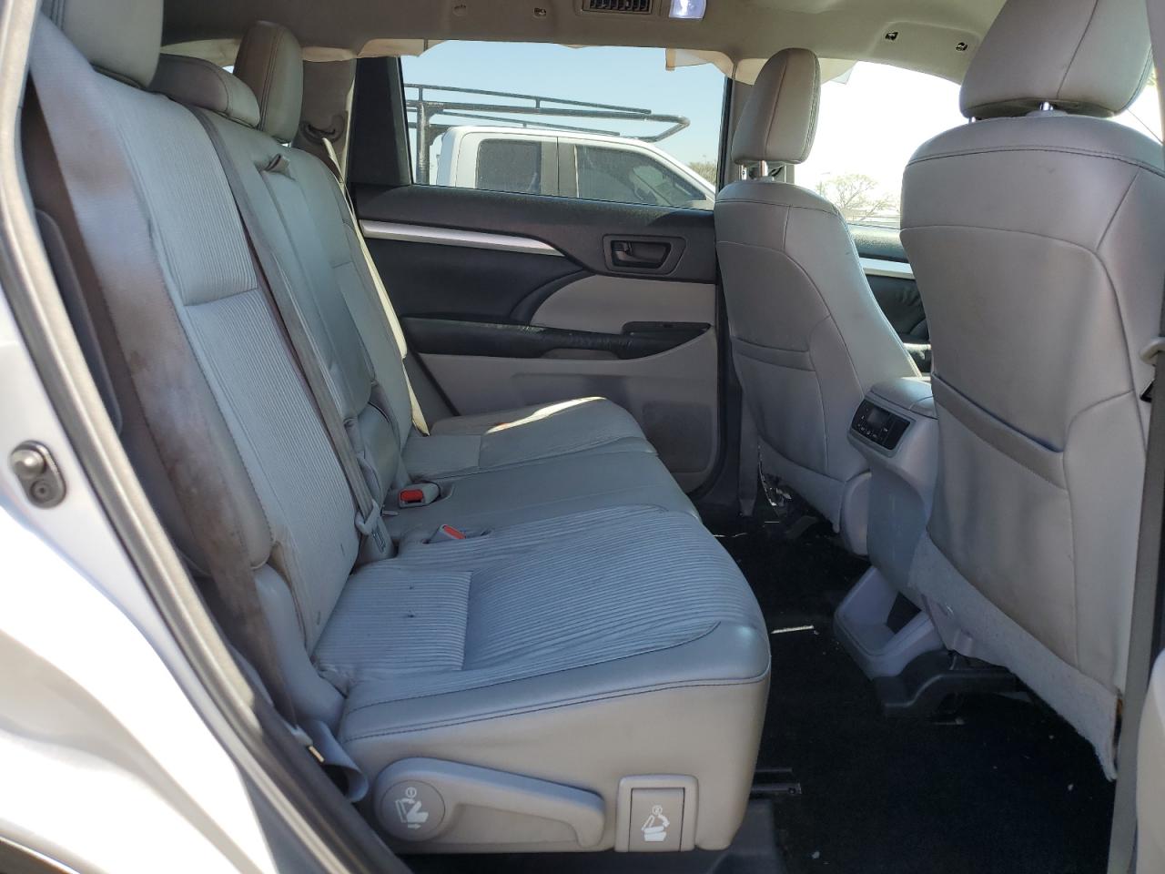 2015 Toyota Highlander - Image 11