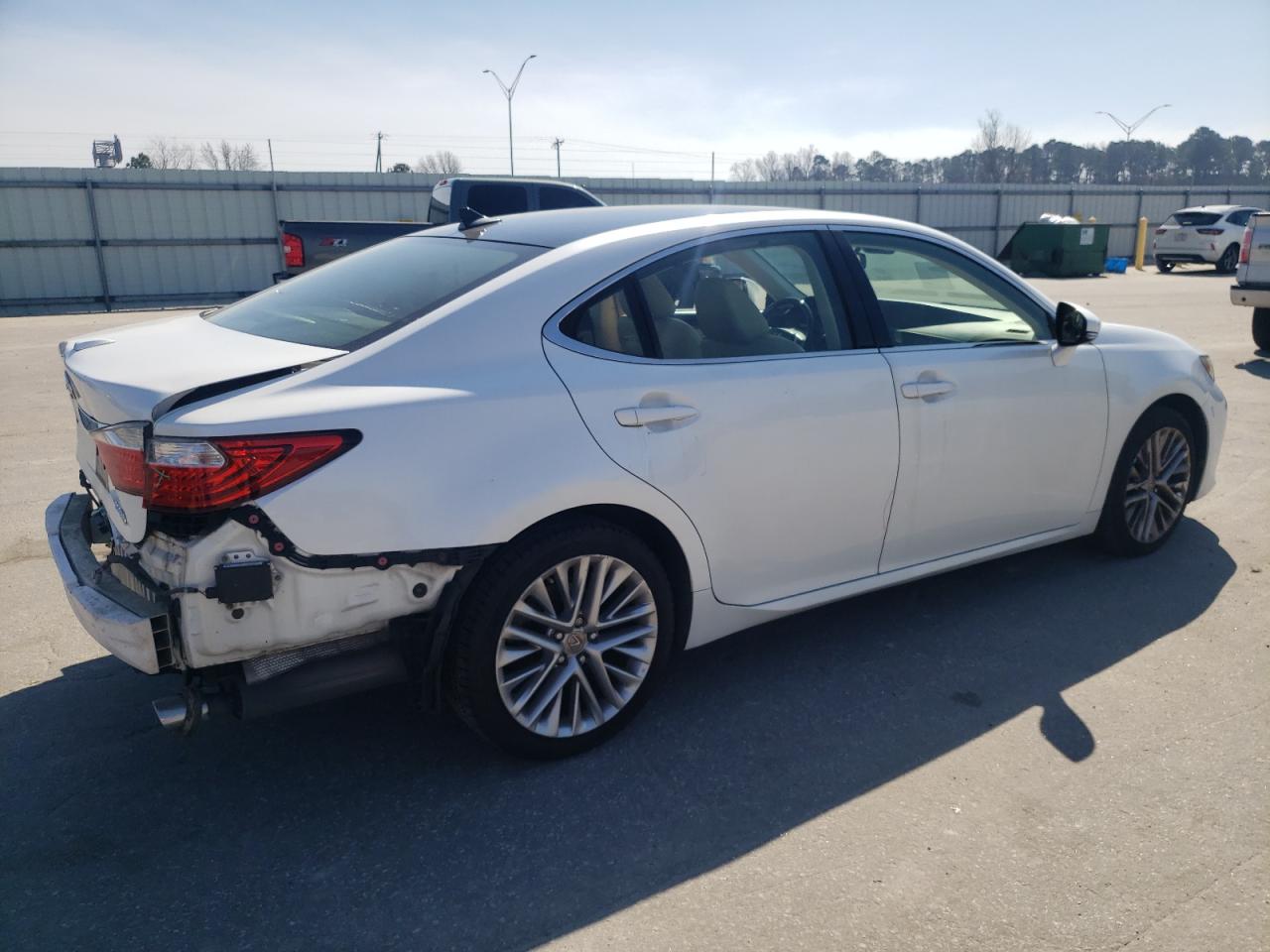 2015 Lexus ES - Image 3