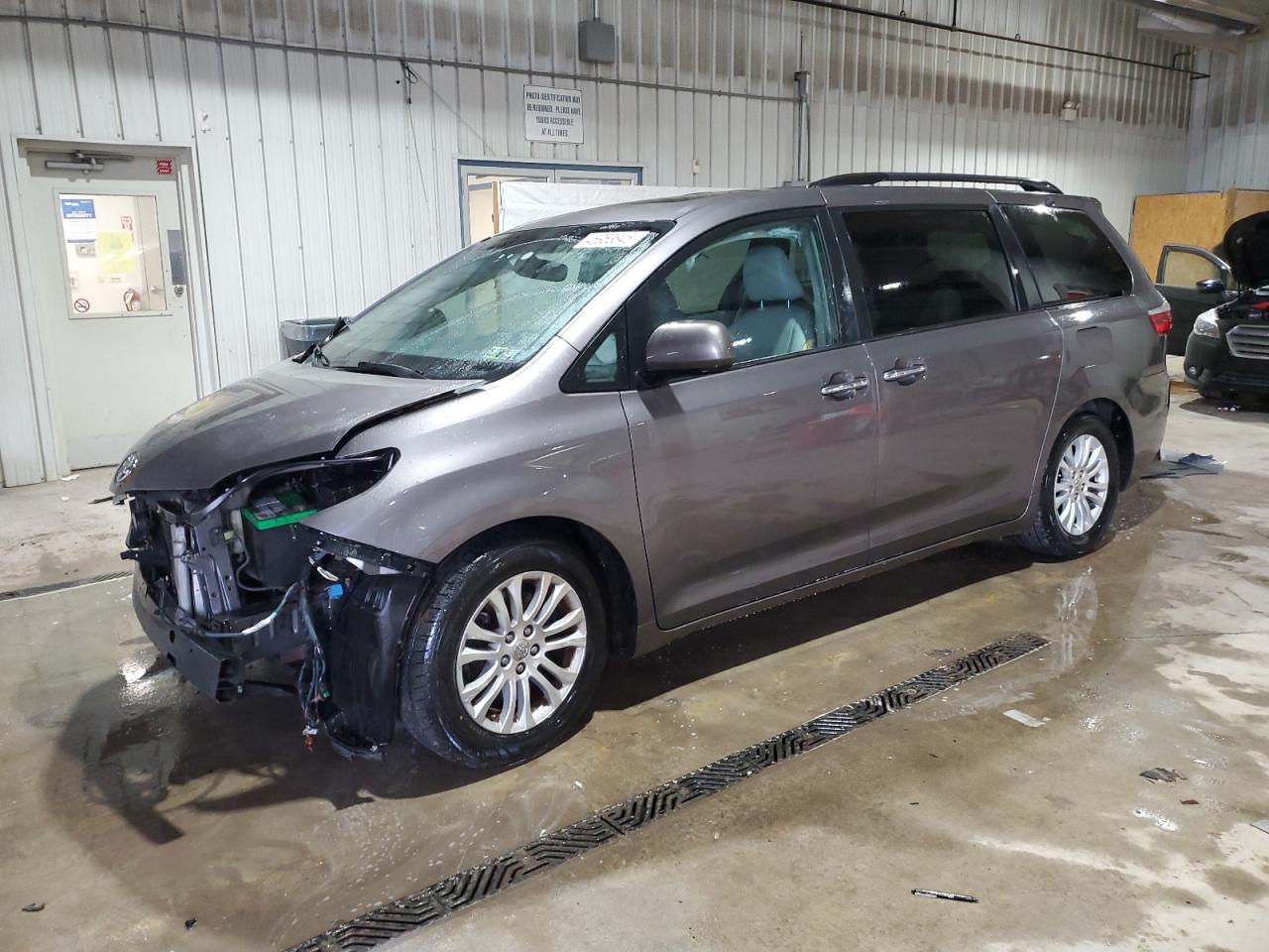 2015 Toyota Sienna - Image 1