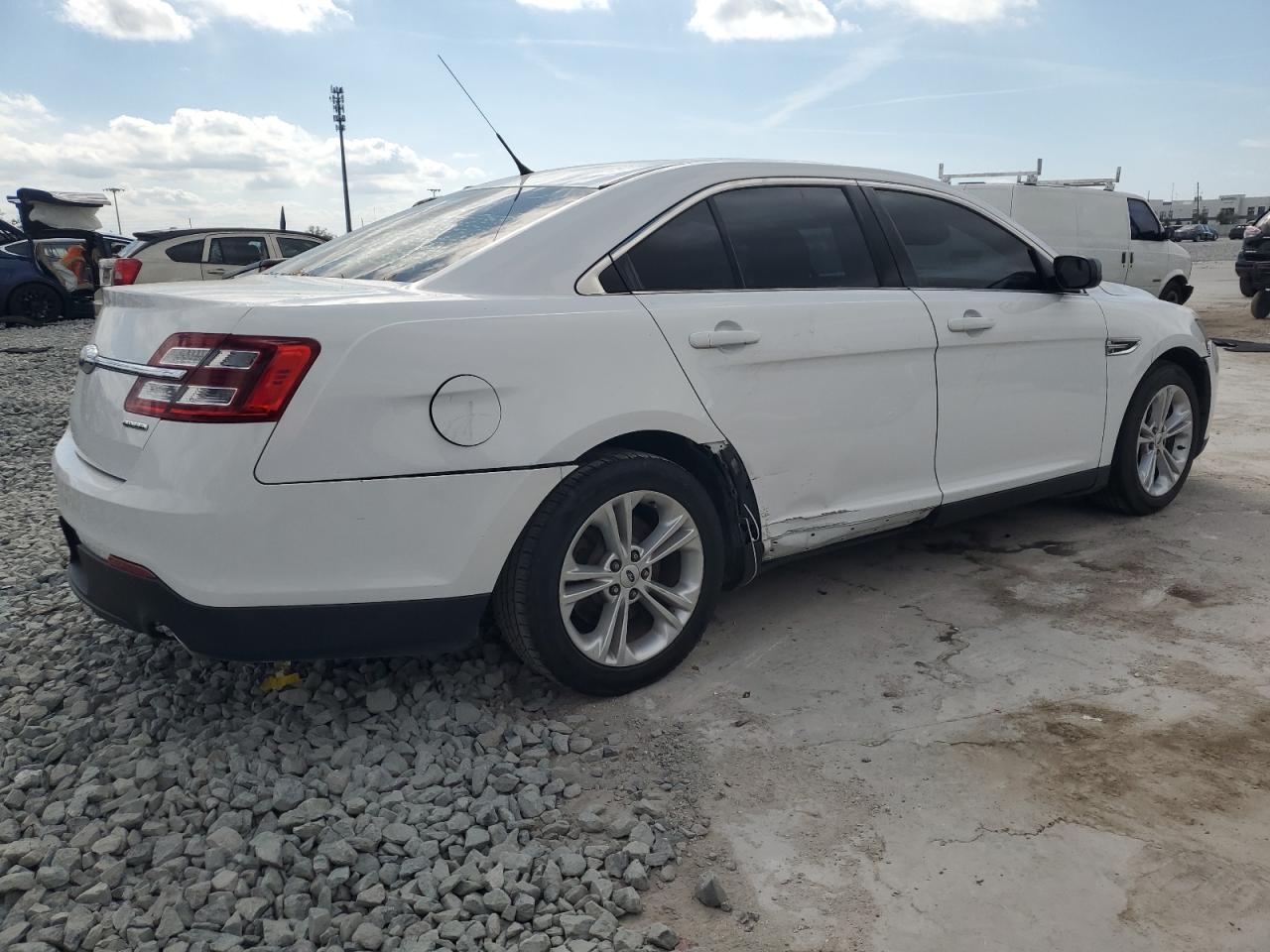2015 Ford Taurus - Image 3