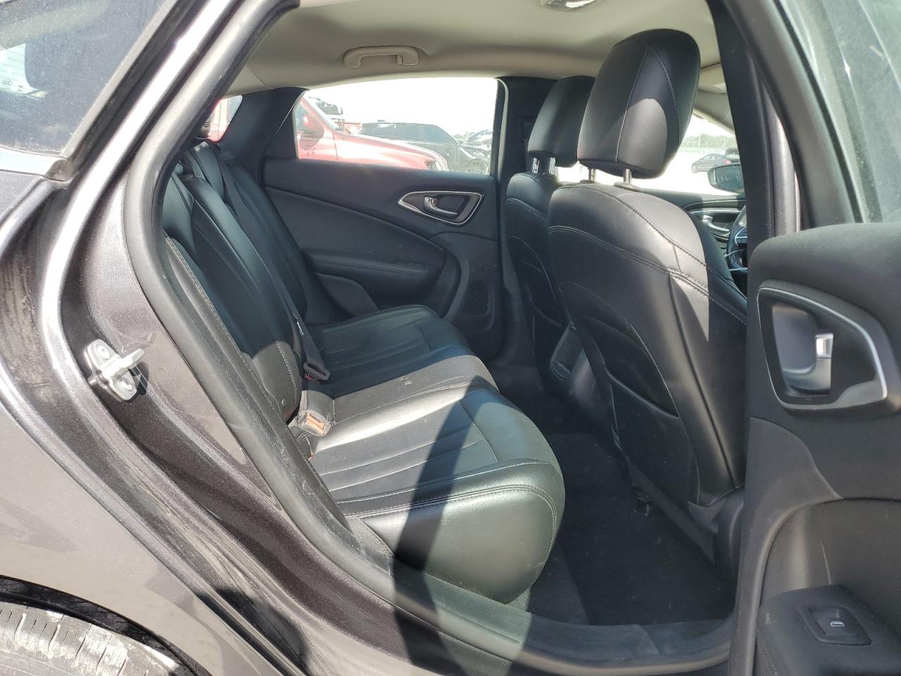 2016 Chrysler 200 - Image 10