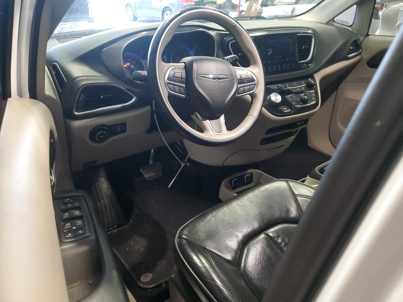 2018 Chrysler Pacifica - Image 8