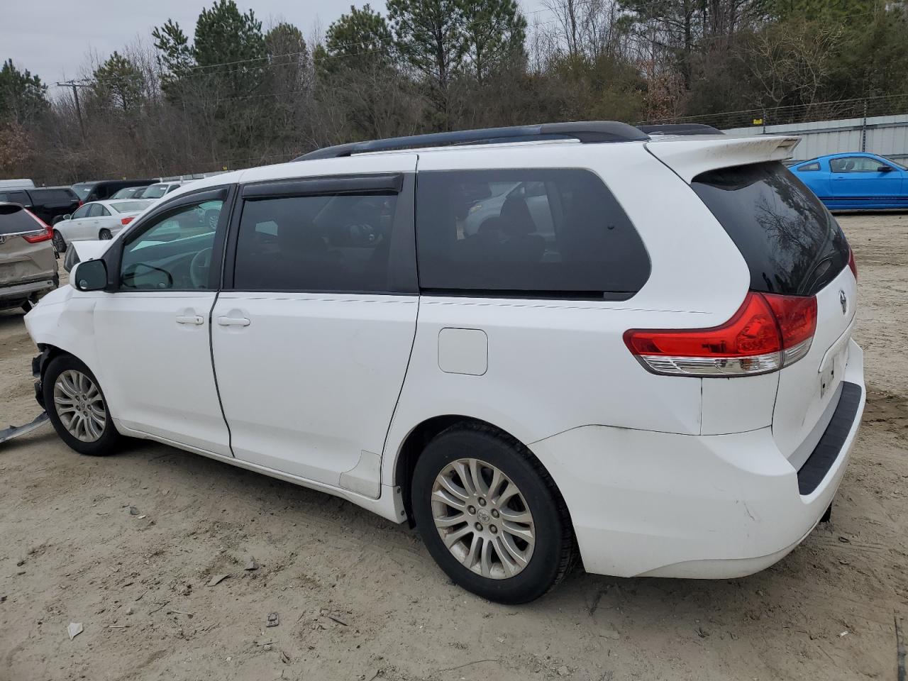 2011 Toyota Sienna - Image 2