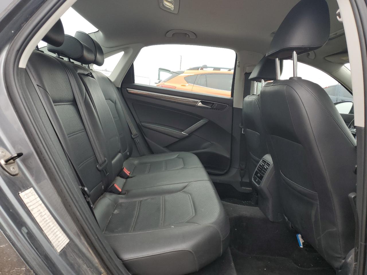 2016 Volkswagen Passat - Image 10