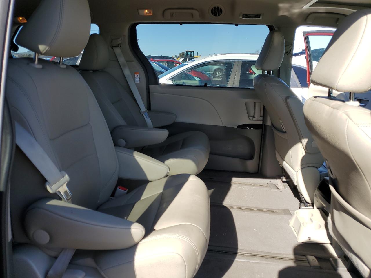 2015 Toyota Sienna - Image 11