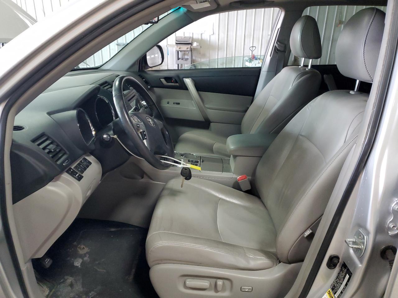2012 Toyota Highlander - Image 13