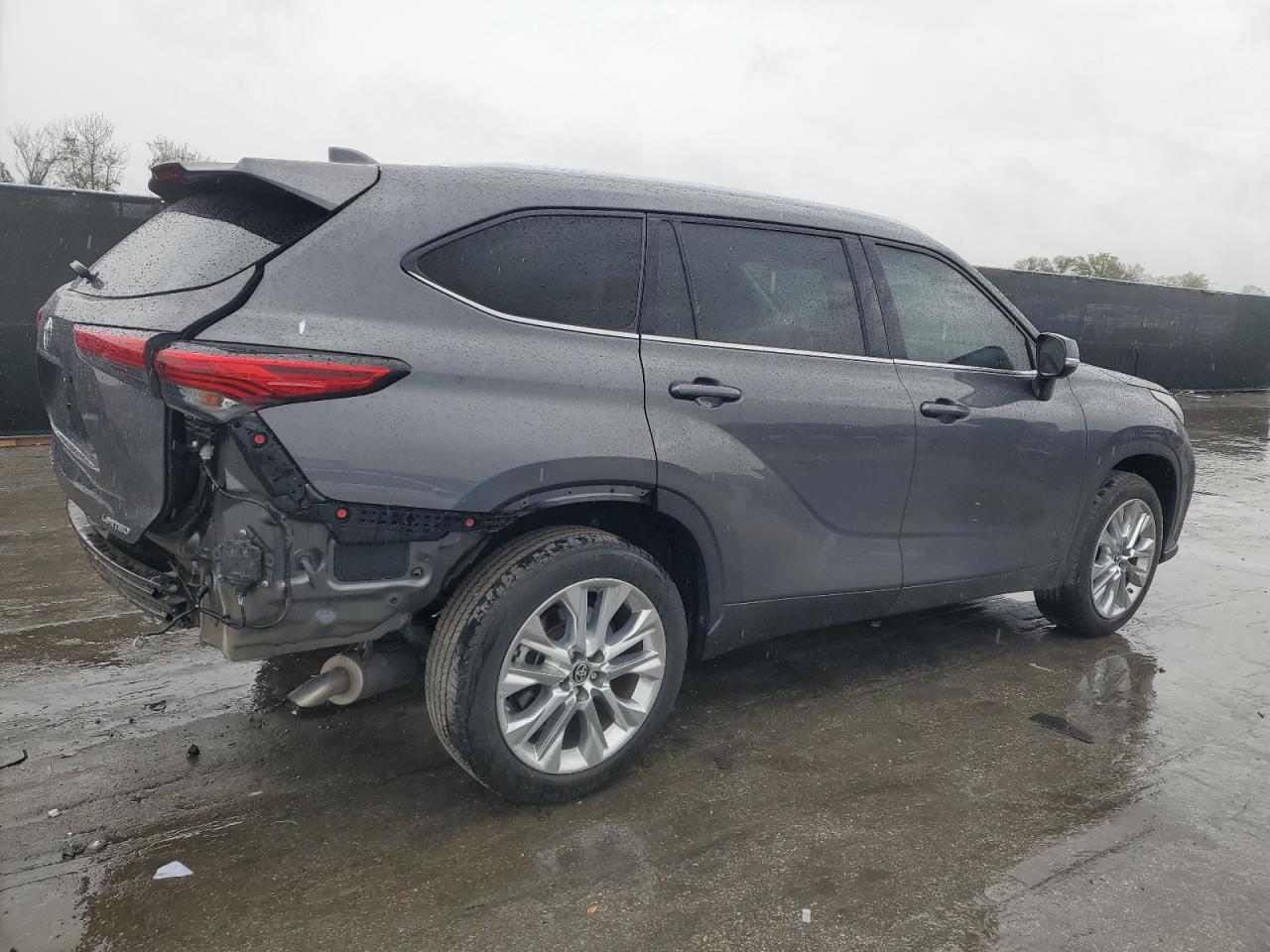 2022 Toyota Highlander - Image 3