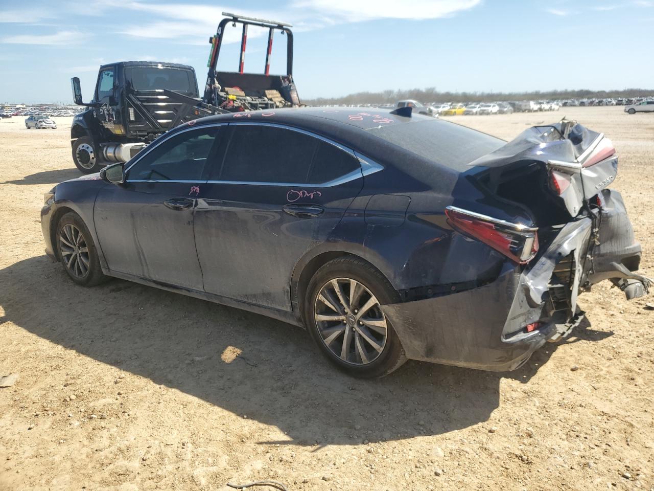 2019 Lexus ES - Image 2