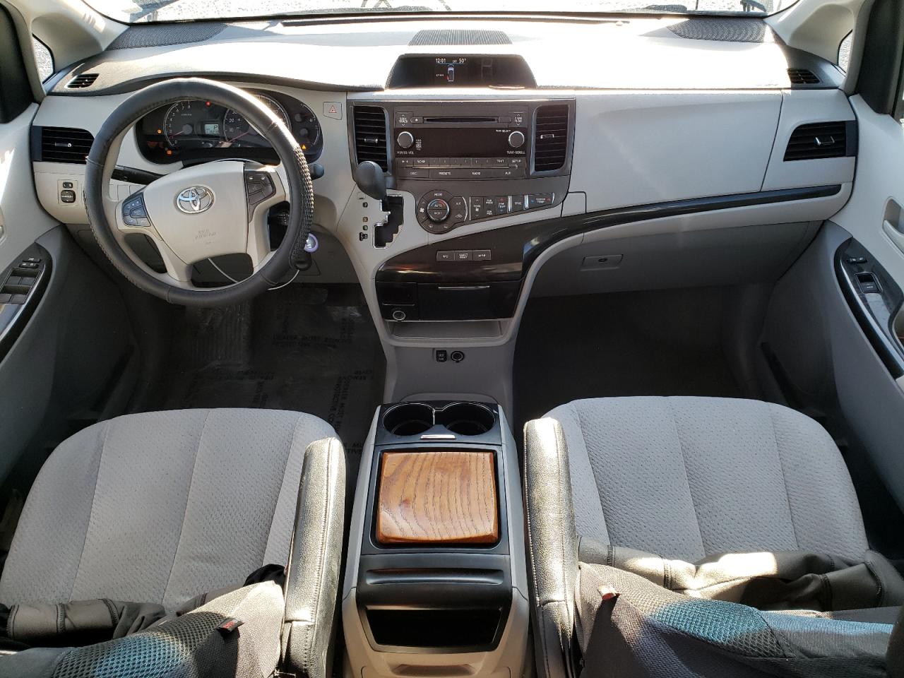 2014 Toyota Sienna - Image 8