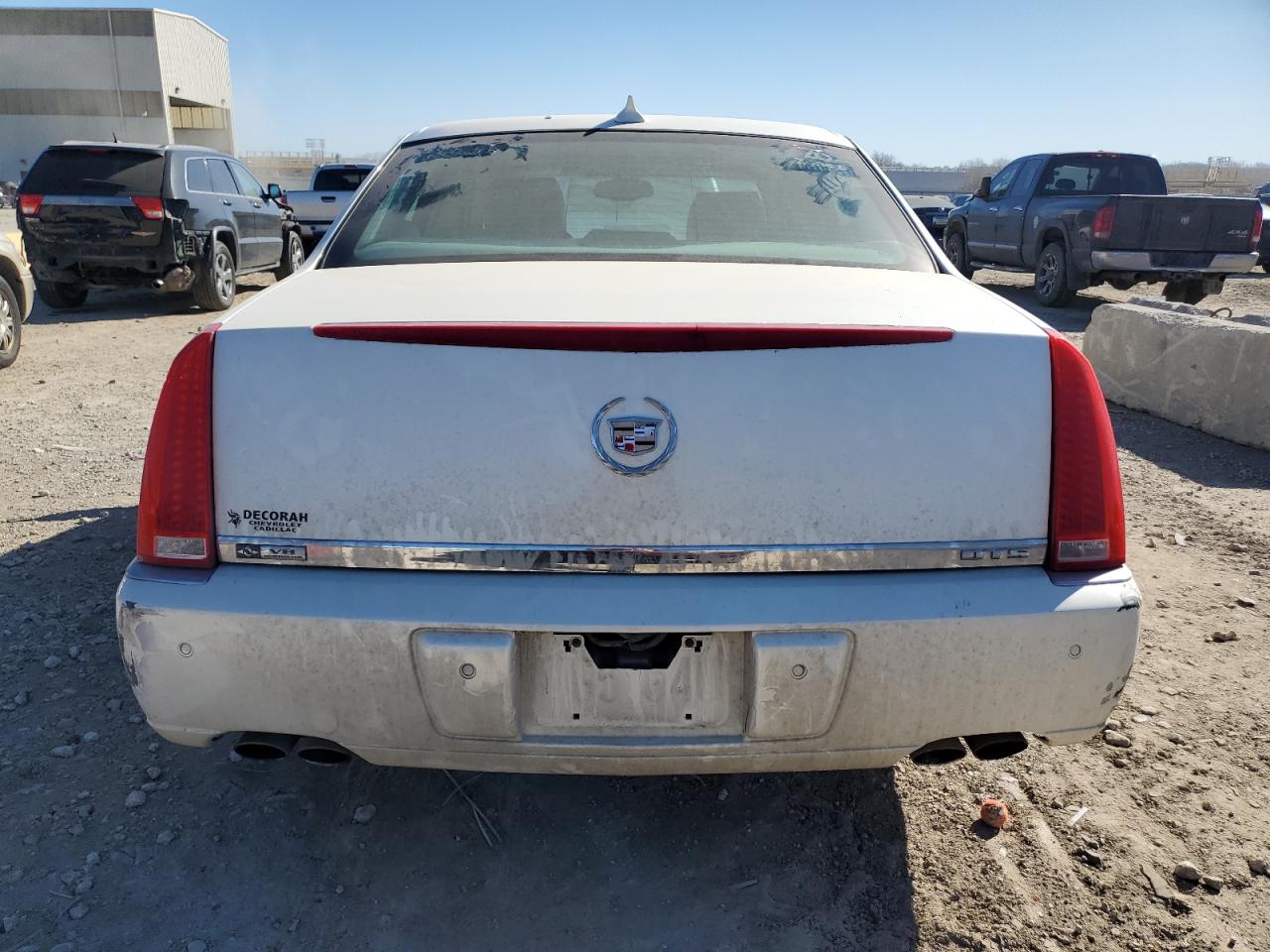 2010 Cadillac DTS - Image 6