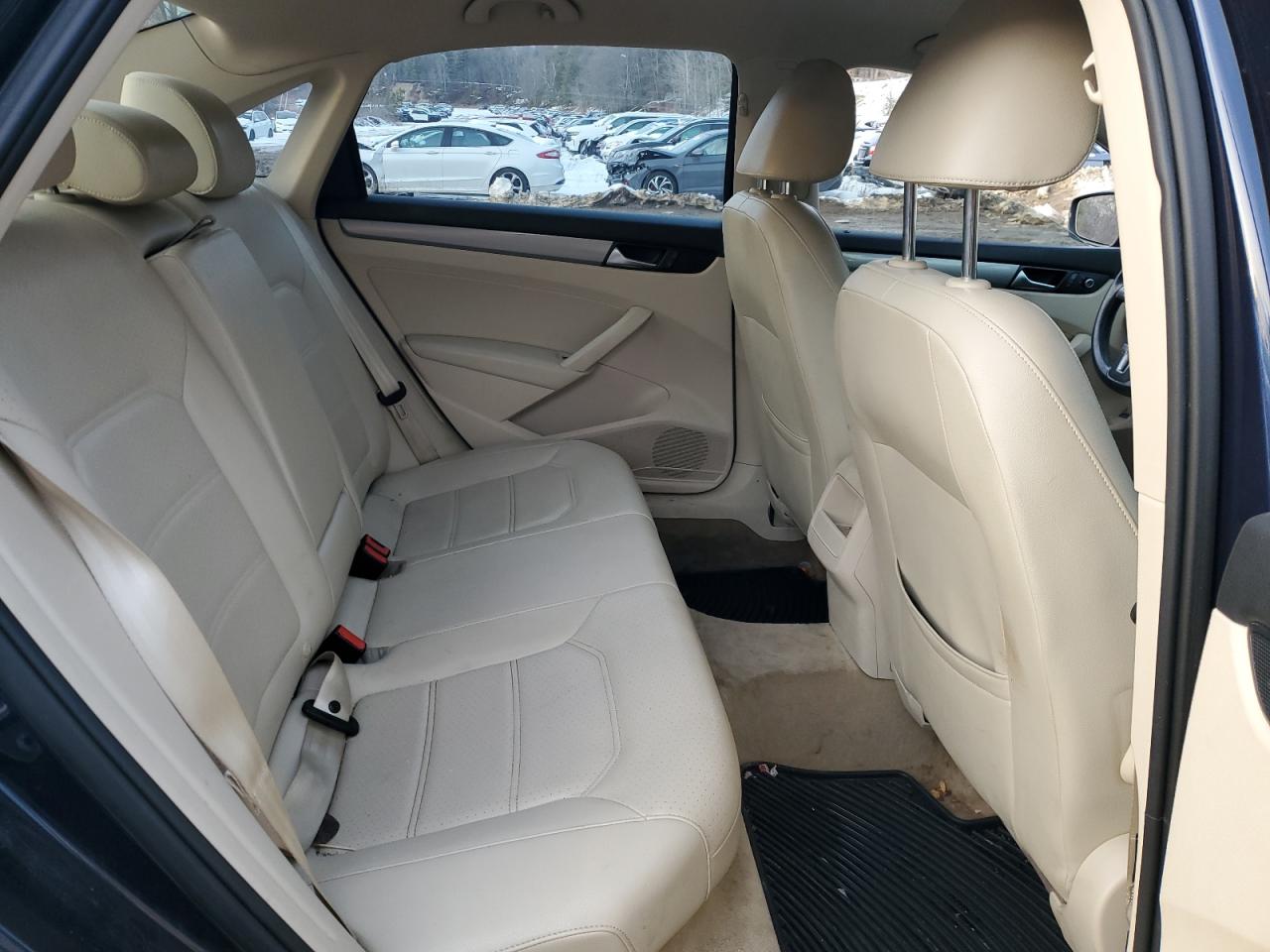 2014 Volkswagen Passat - Image 10