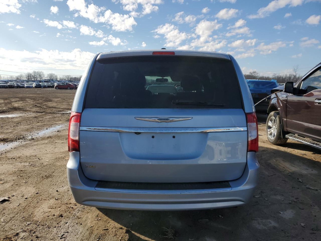 2016 Chrysler Town & Country - Image 6