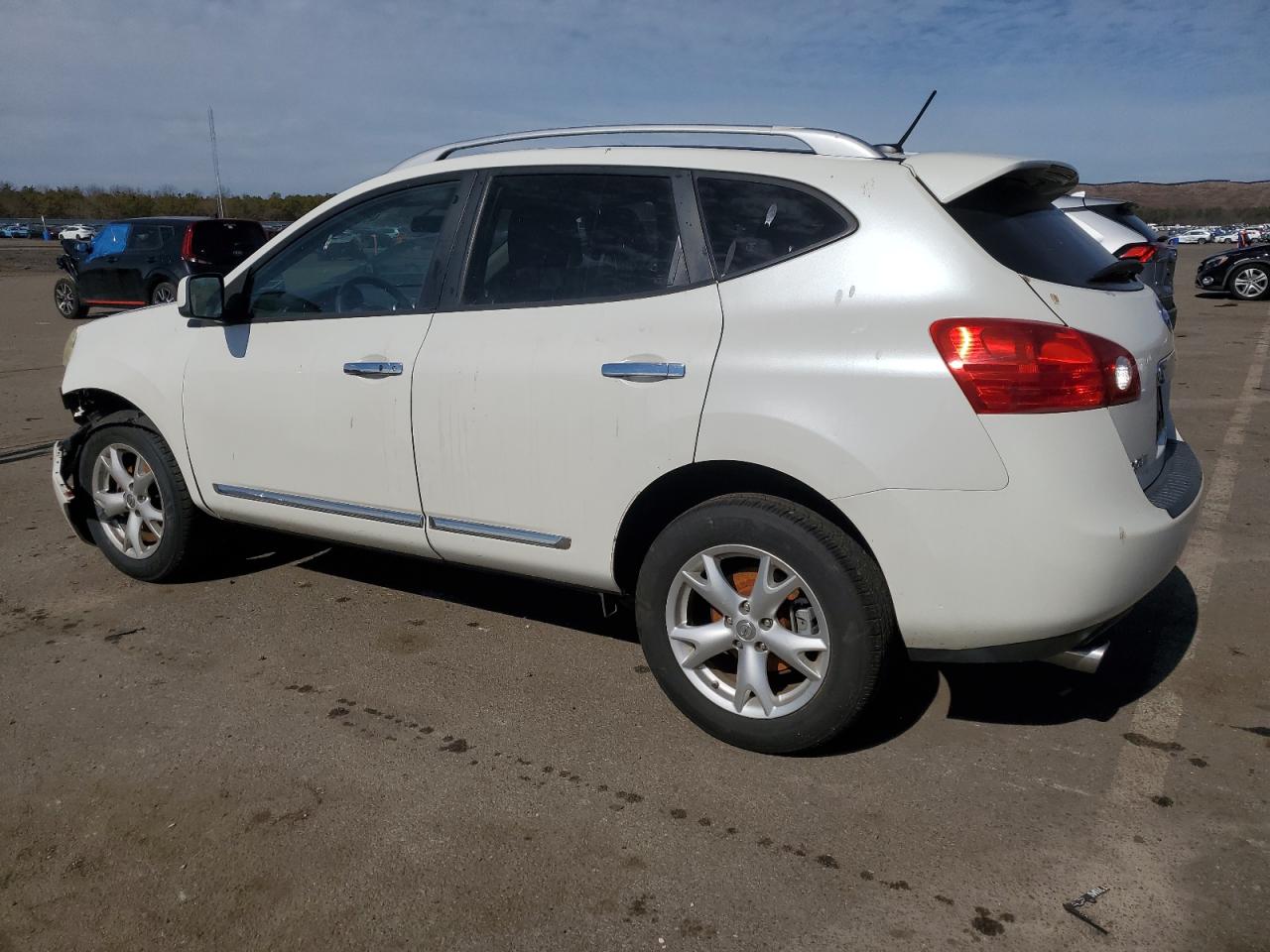 2011 Nissan Rogue - Image 2
