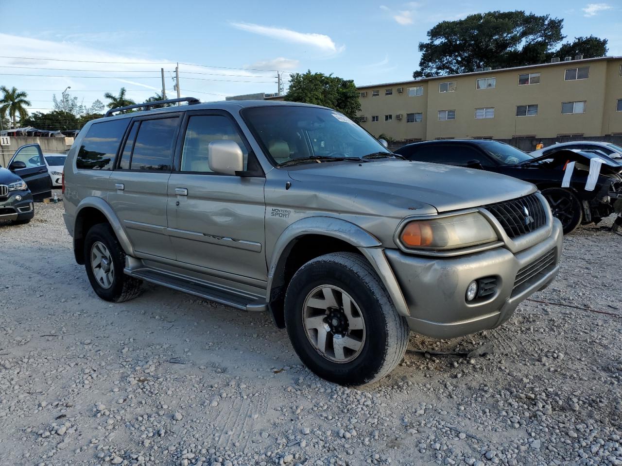 2002 Mitsubishi Montero - Image 4