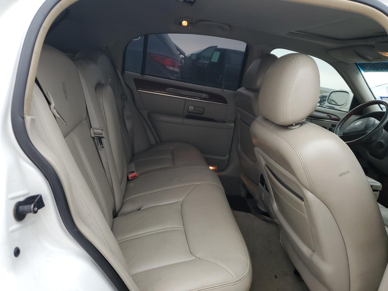 2003 Lincoln Town Car - Image 10