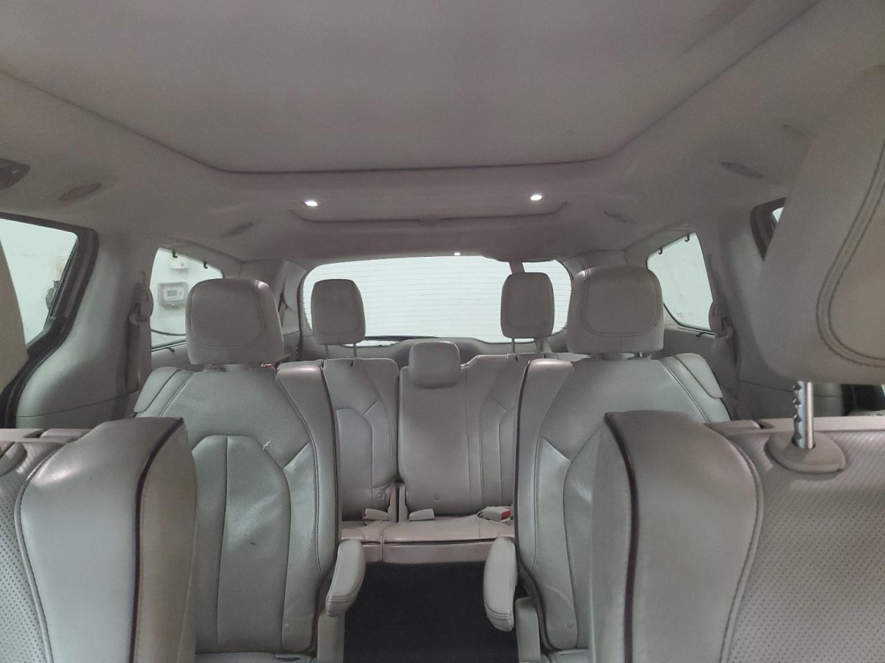 2017 Chrysler Pacifica - Image 10
