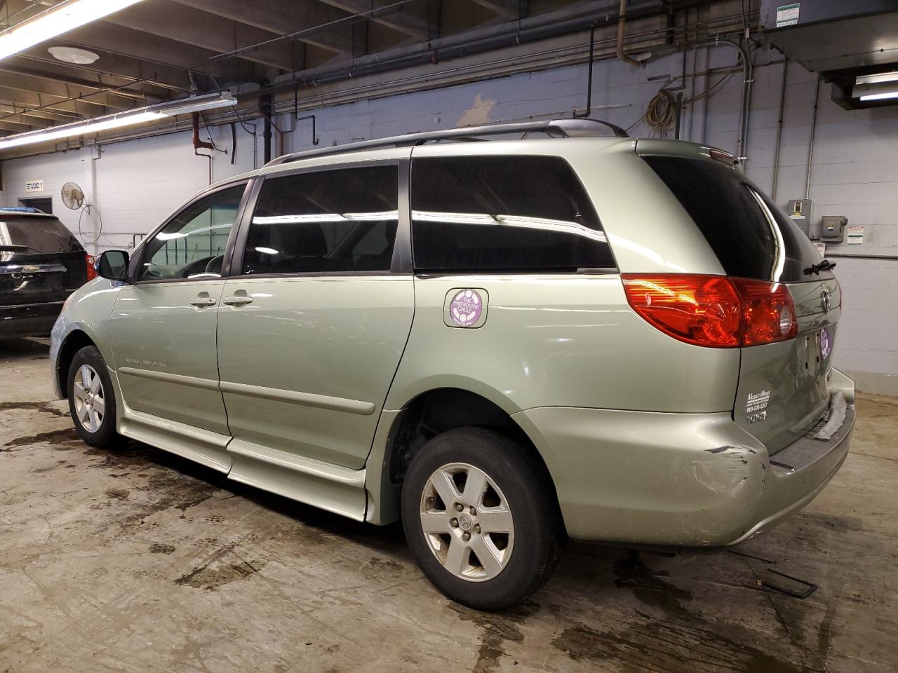 2008 Toyota Sienna - Image 2