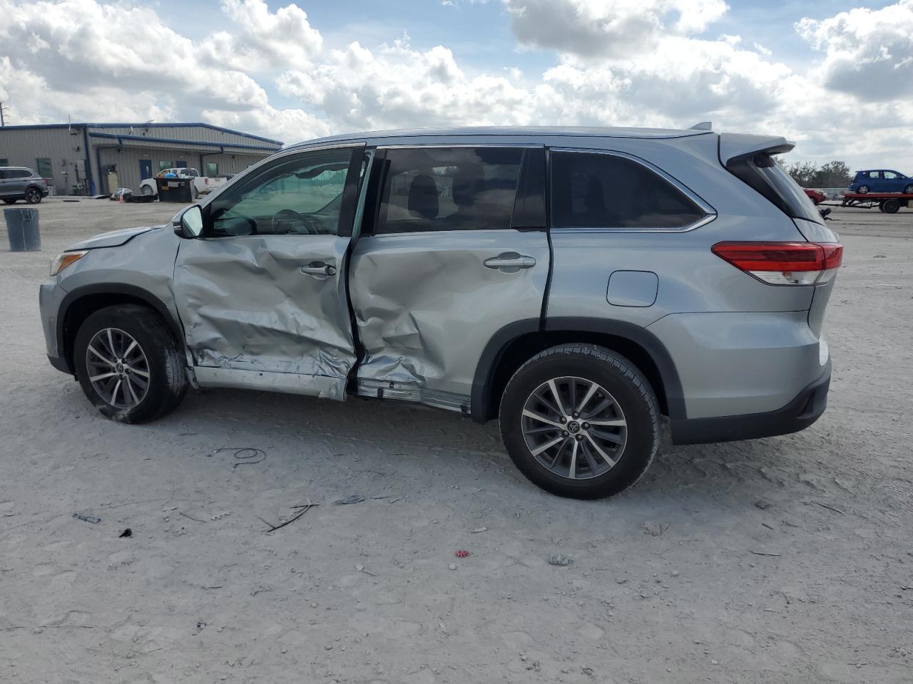 2018 Toyota Highlander - Image 2