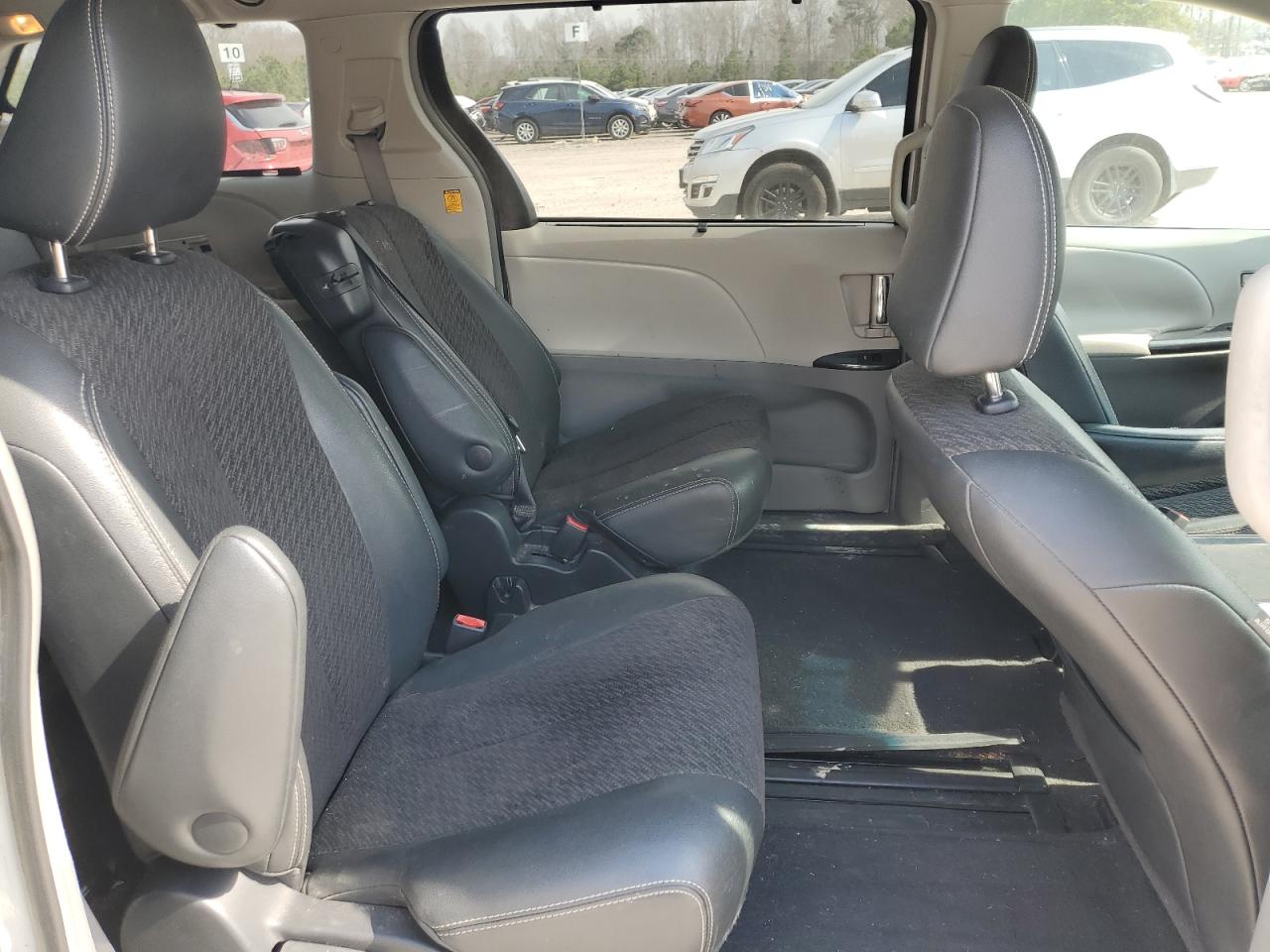 2011 Toyota Sienna - Image 11