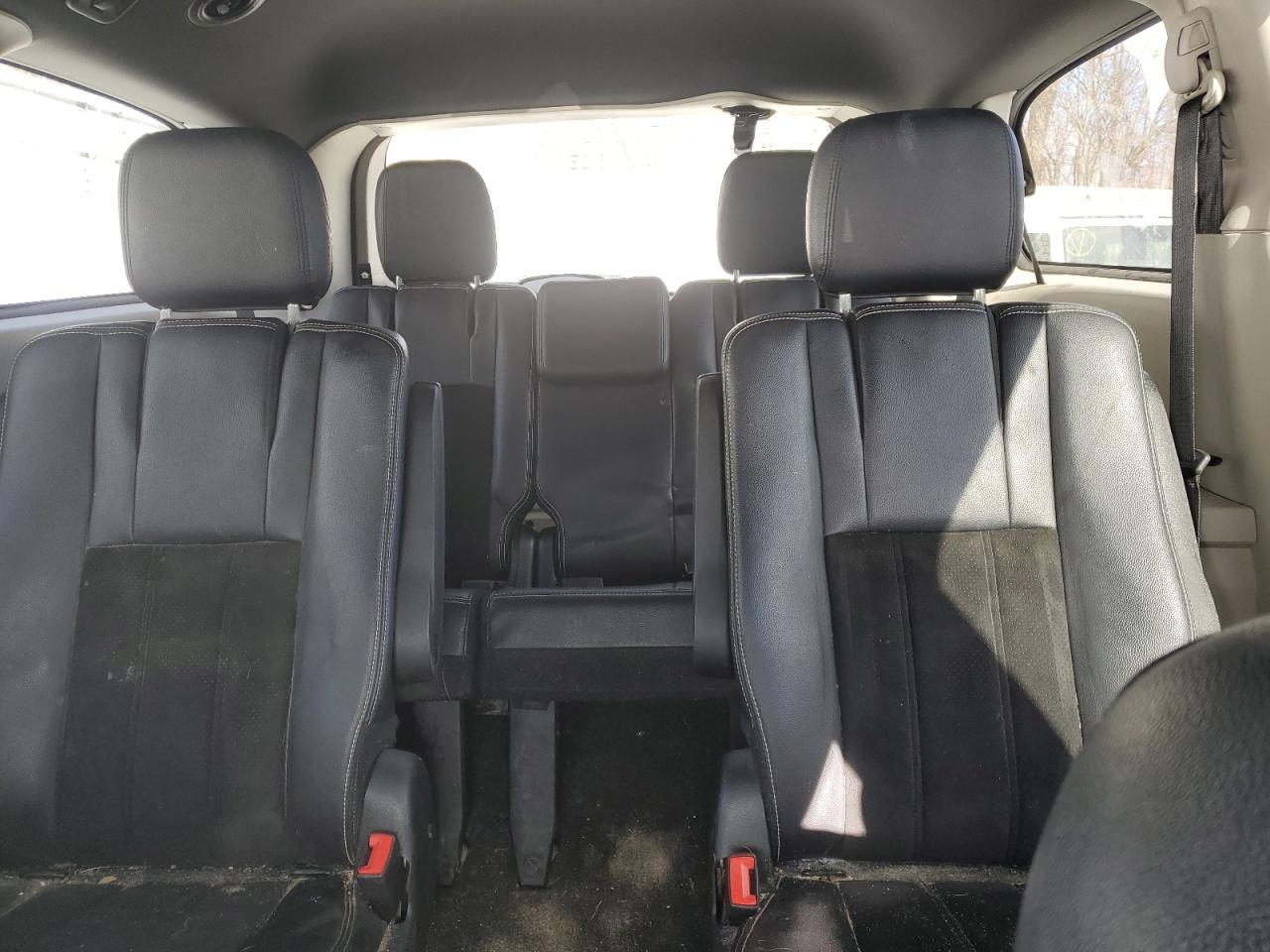 2017 Dodge Caravan - Image 10